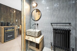 Kombinert dusj/badekar, hårføner, håndklær og såpe