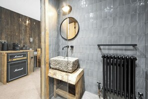 Duschwanne, Haartrockner, Handtücher