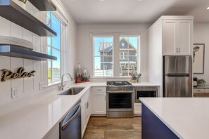 ثلاجة، ميكروويف، فرن، موقد طهي مسطح