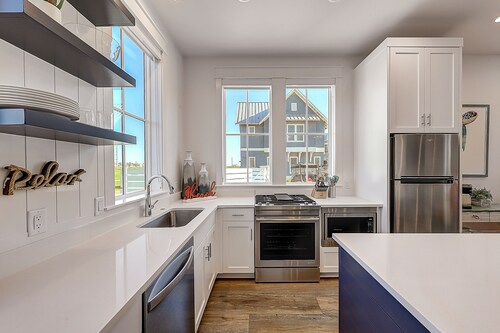 Luxe seaside home on the golf course with balcony & pool - close to the beach