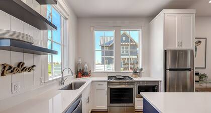 Luxe seaside home on the golf course with balcony & pool - close to the beach