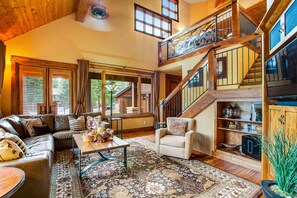 Télévision, cheminée, lecteur de DVD, table de tennis de table