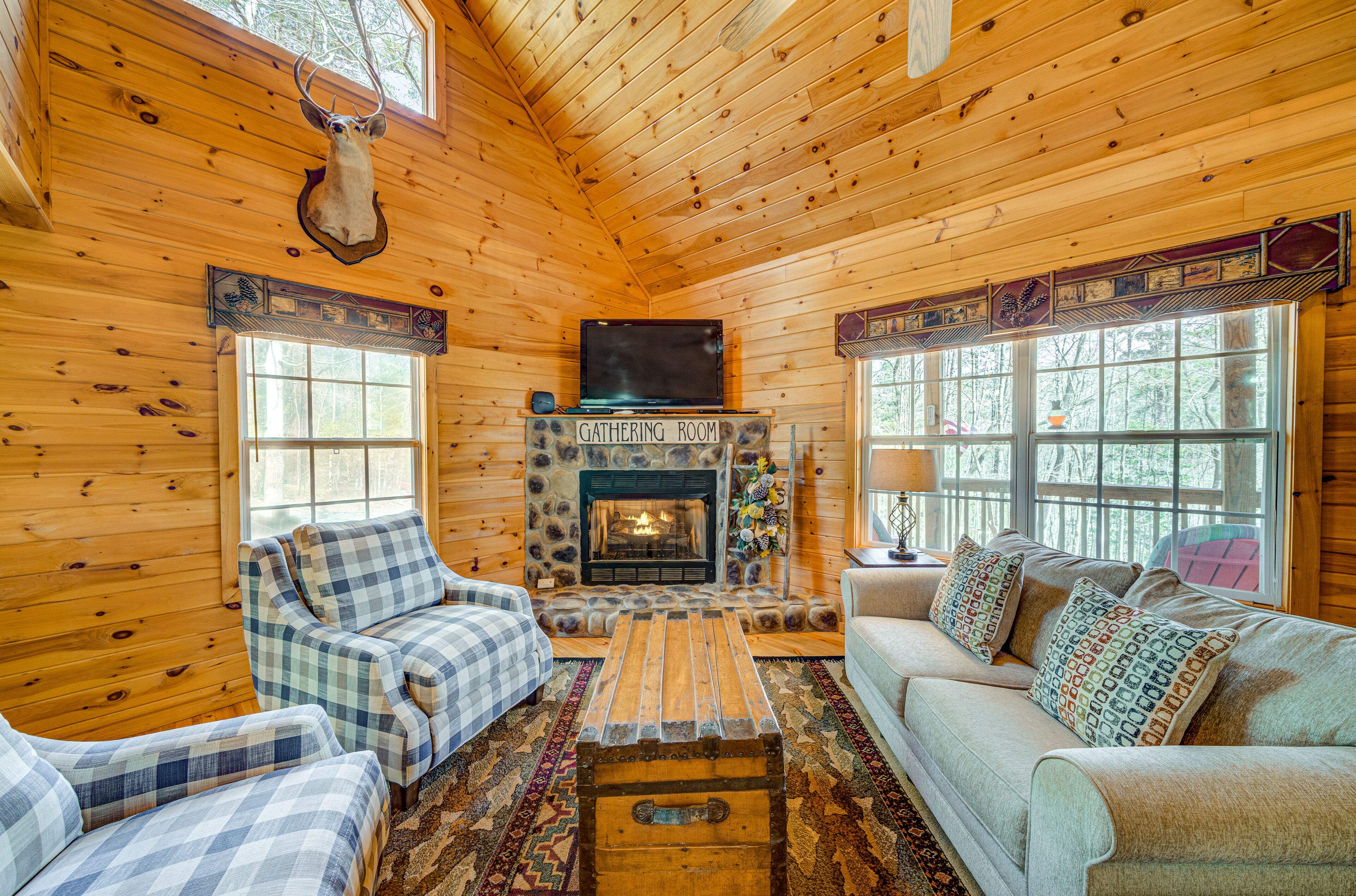 Dog-friendly cabin with private hot tub, gas grill, 2 fireplaces & central AC