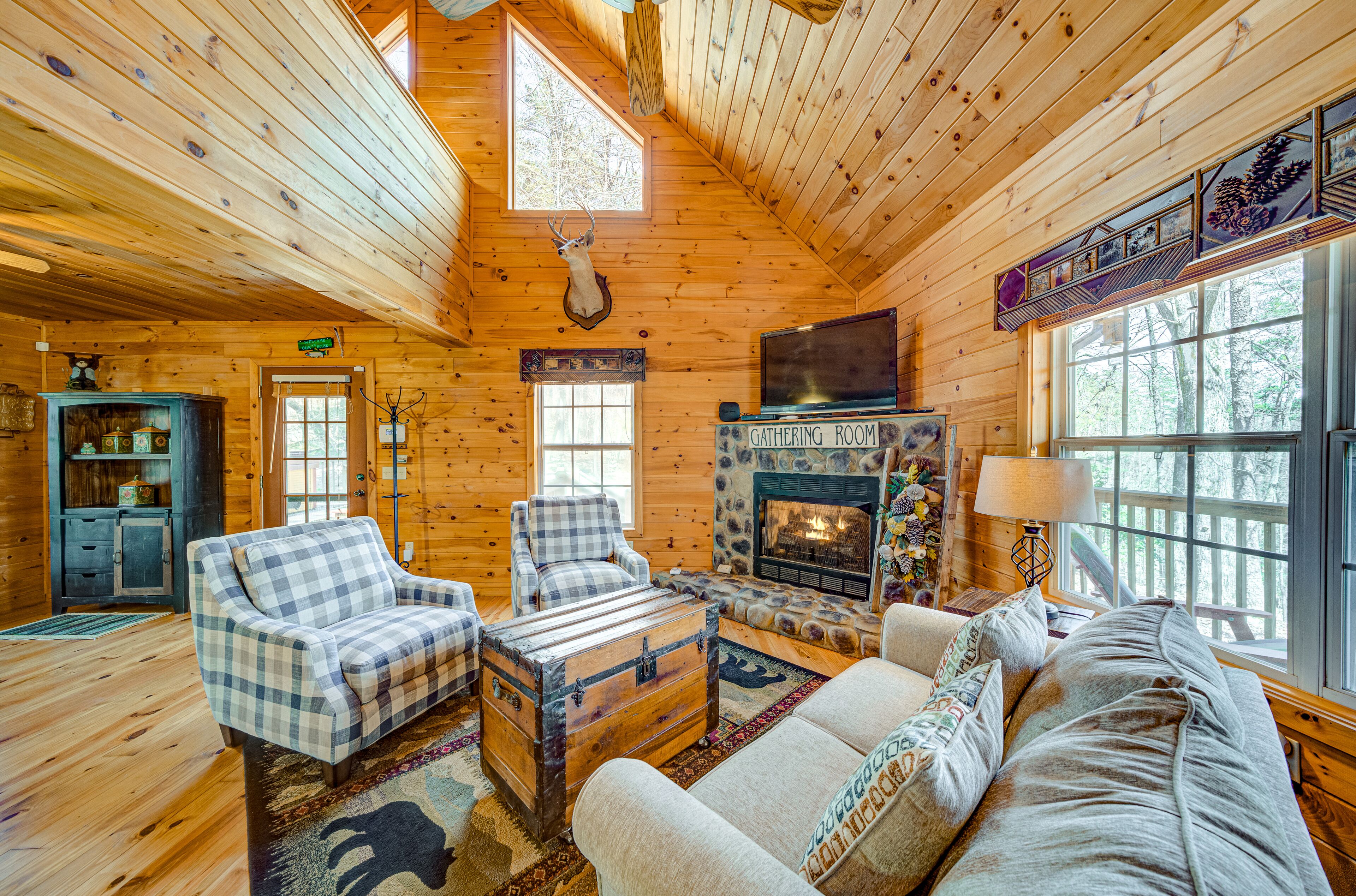 Dog-friendly cabin with private hot tub, gas grill, 2 fireplaces & central AC