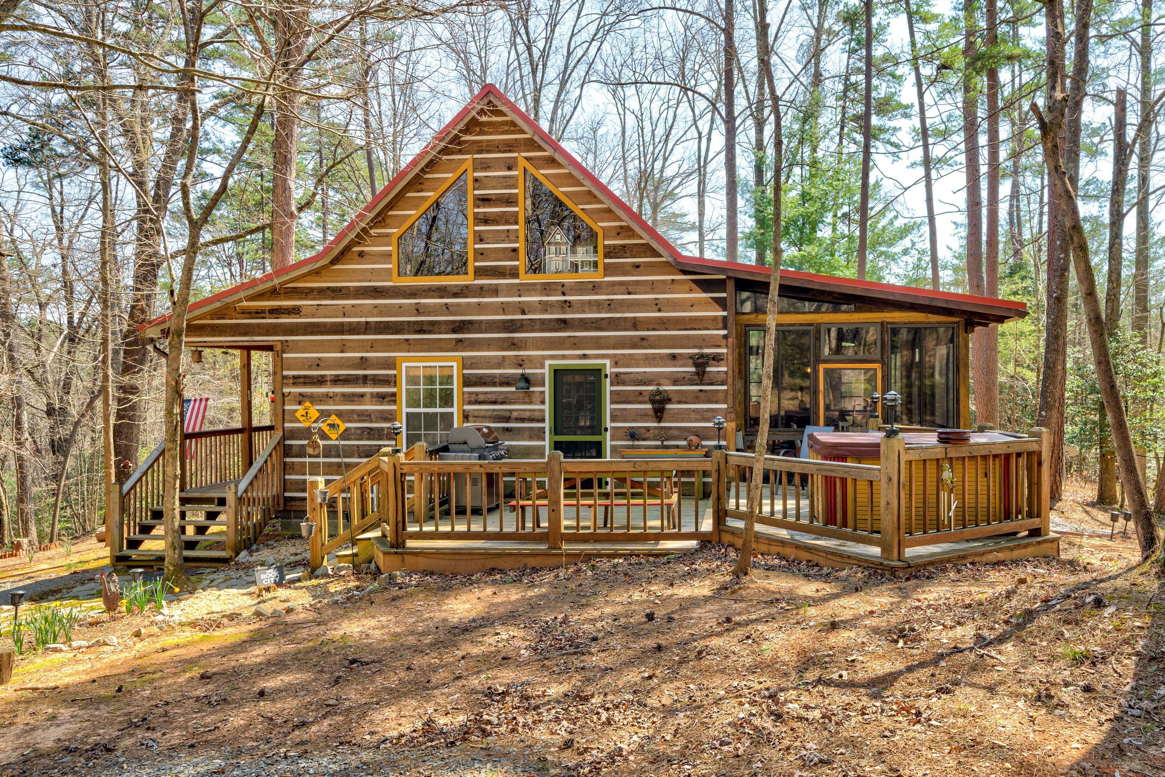 Dog-friendly cabin with private hot tub, gas grill, 2 fireplaces & central AC