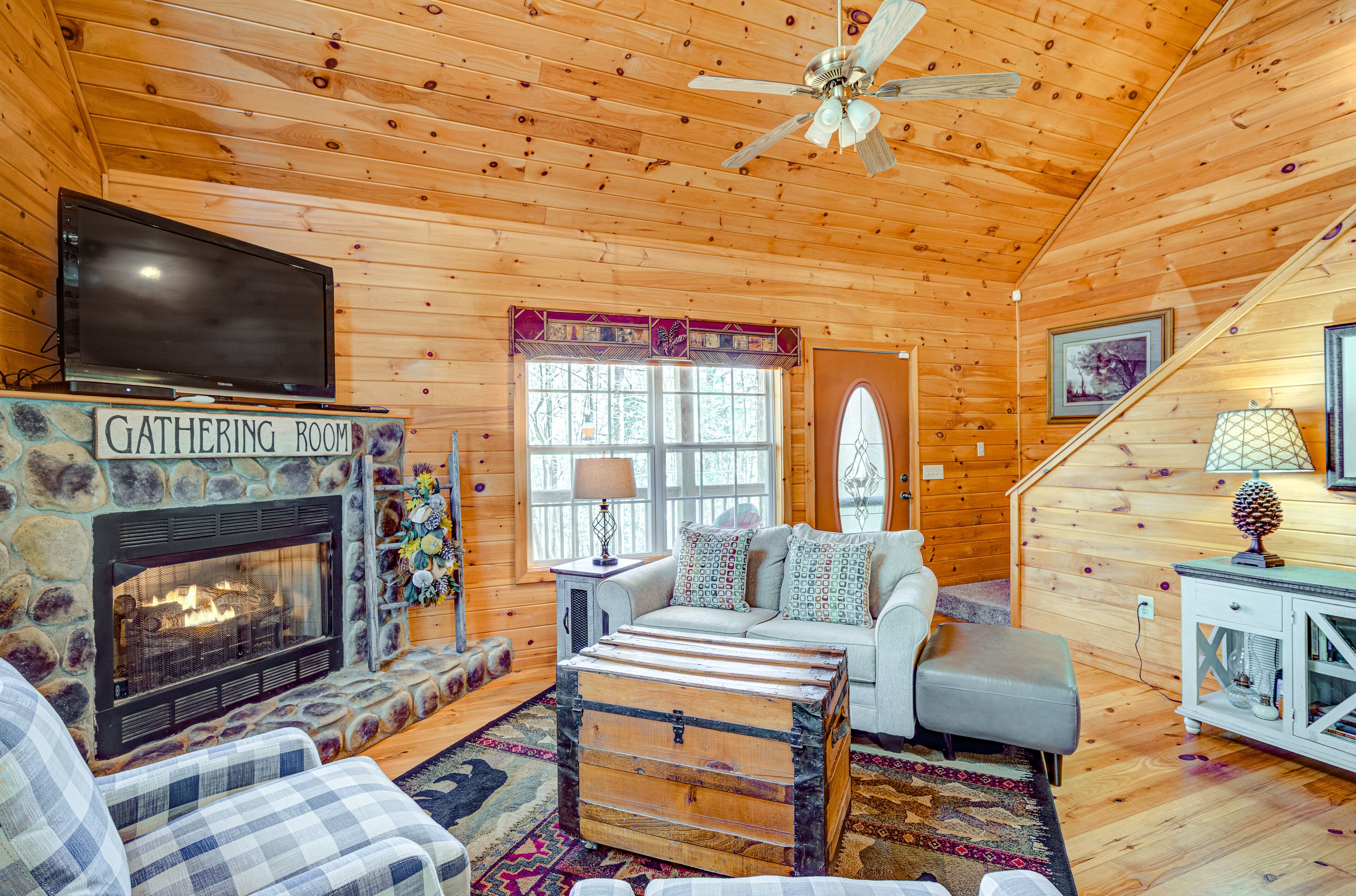 Dog-friendly cabin with private hot tub, gas grill, 2 fireplaces & central AC