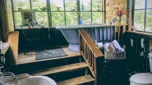 Bañera, secador de pelo, toallas y jabón