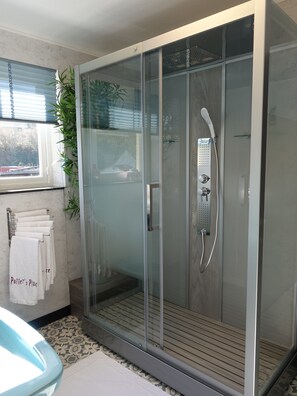 Douche, sèche-cheveux, bidet, serviettes fournies