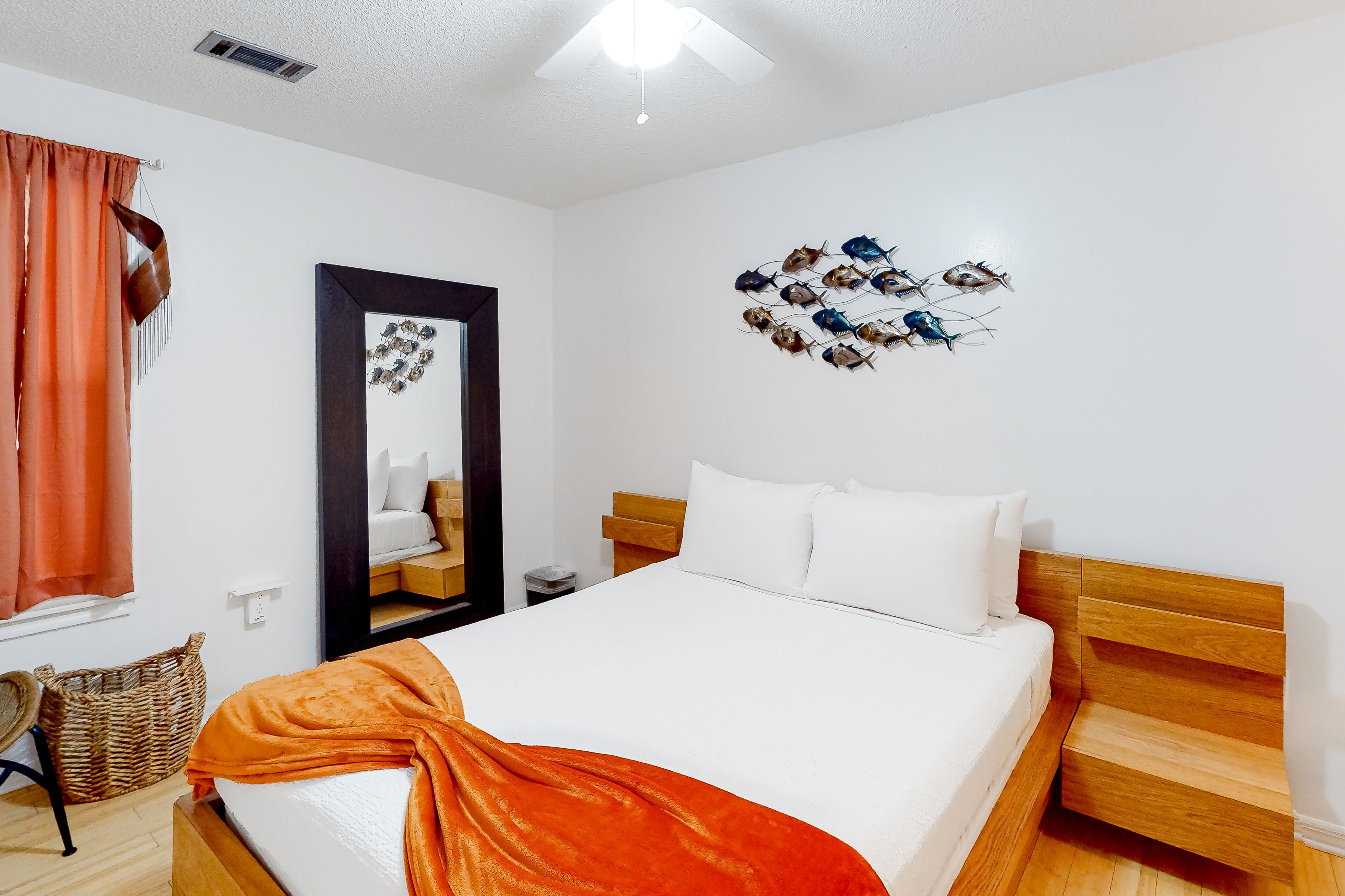 Ground-floor condo 1/2 block from the beach with patio, central AC, pool & WiFi