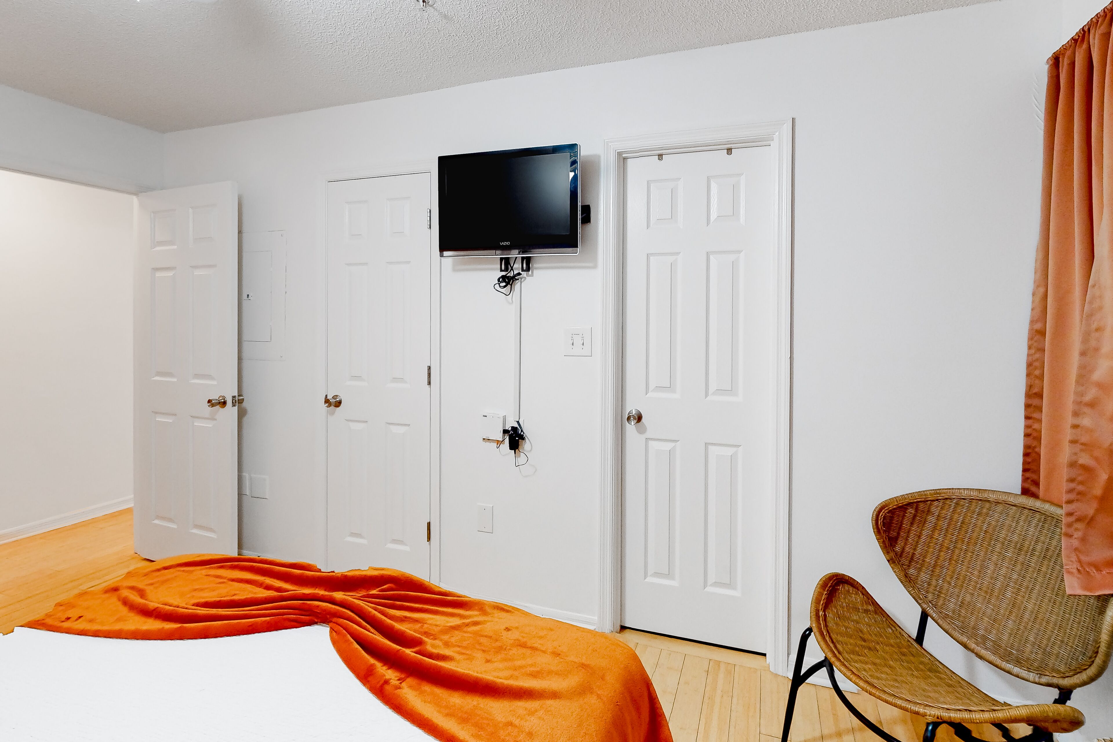 Ground-floor condo 1/2 block from the beach with patio, central AC, pool & WiFi