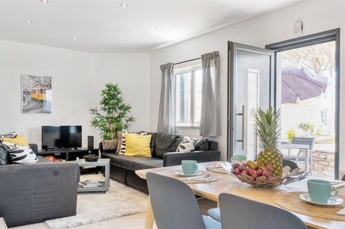 Renovated Villa, 5-Min Walk to Vale do Lobo Beach
