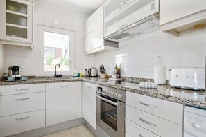 Enjoy cooking in this well-equipped kitchen with an oven and dishwasher.
