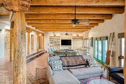 Spacious home & guest house with large patio, incredible views, & wood fireplace