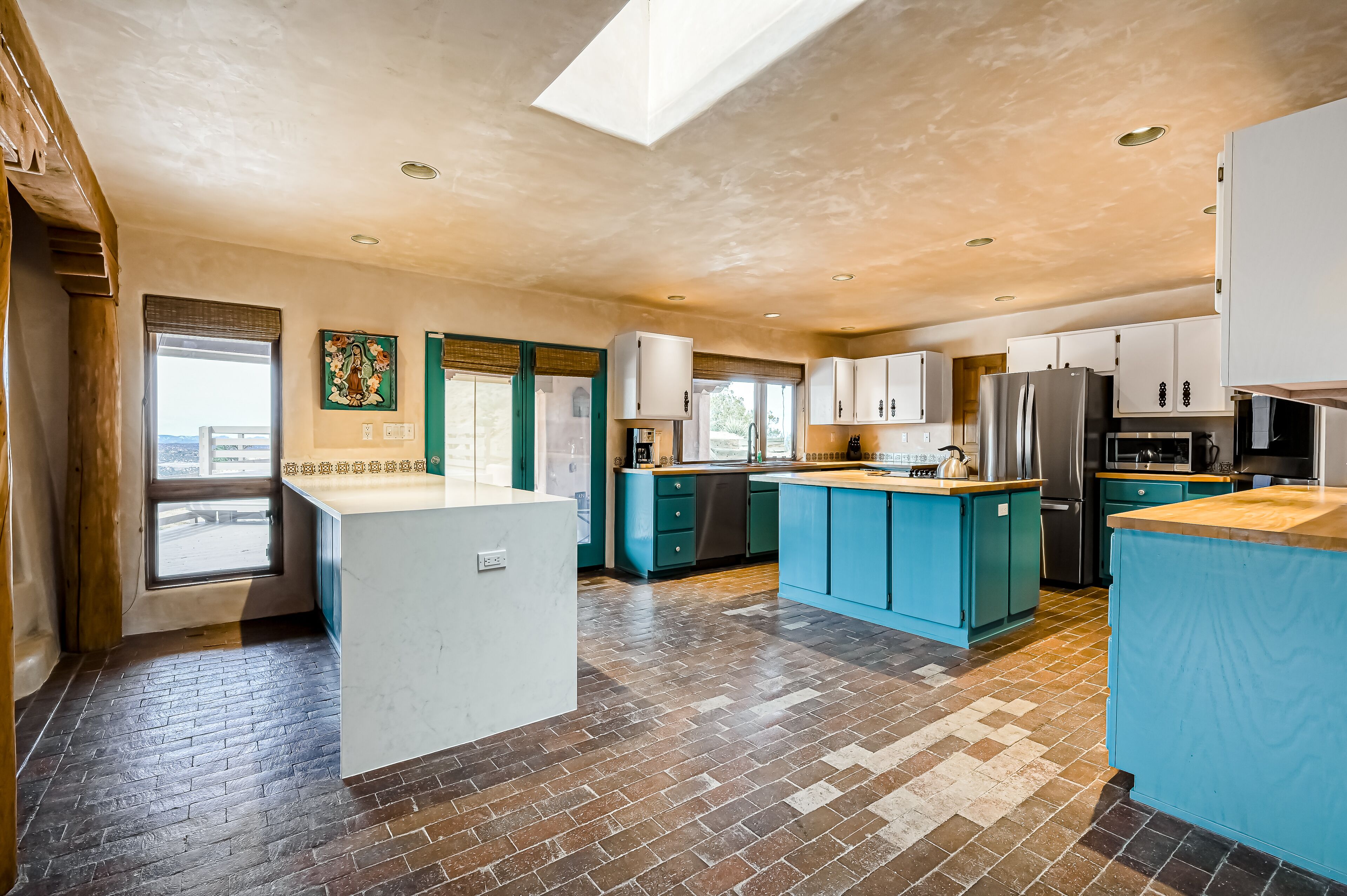 Spacious home & guest house with large patio, incredible views, & wood fireplace