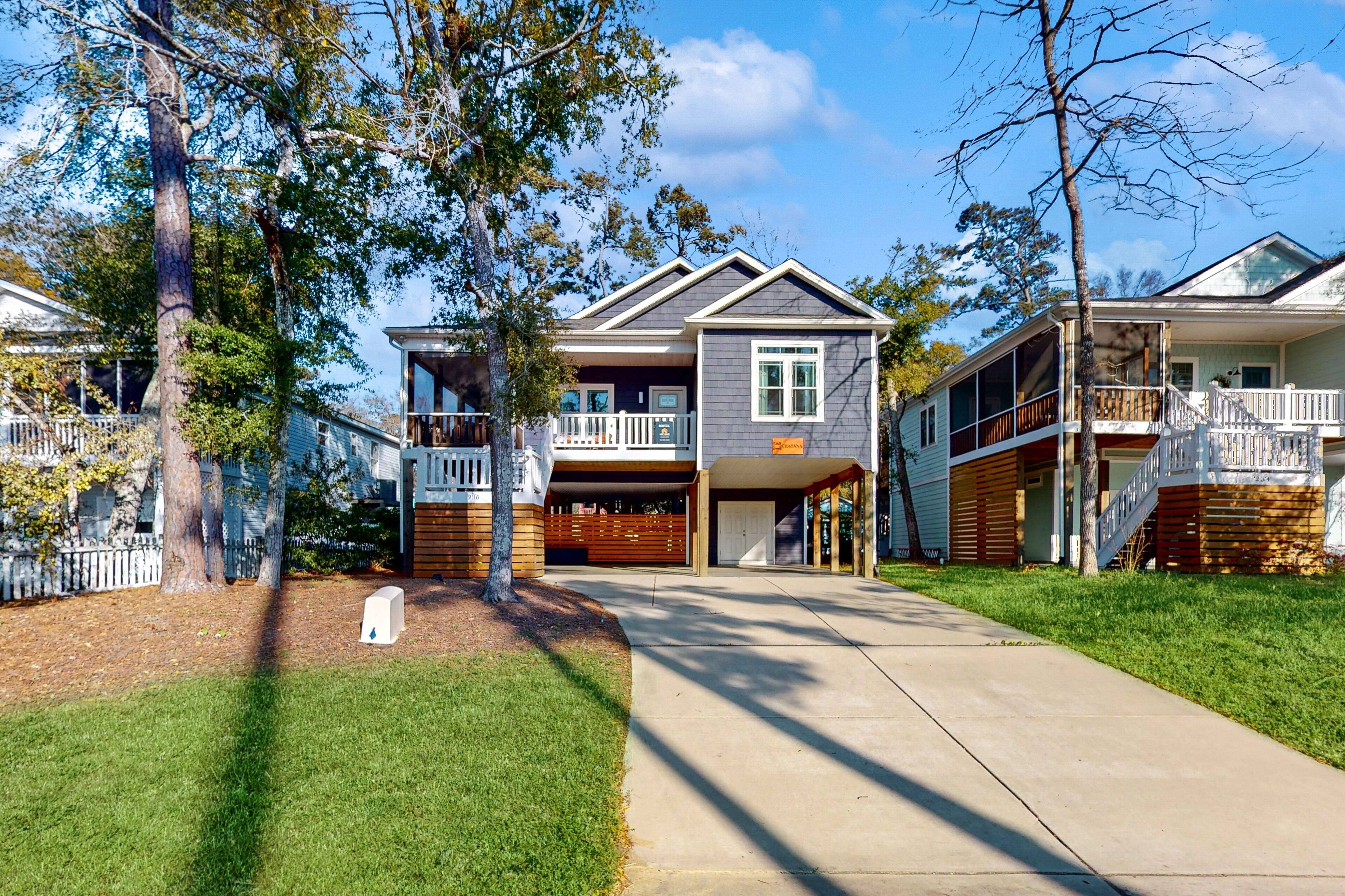 Lovely new bungalow with screened patio, AC, WiFi, & bikes - walk to beach