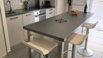 Een koelkast, een microgolfoven, een oven, een kookplaat