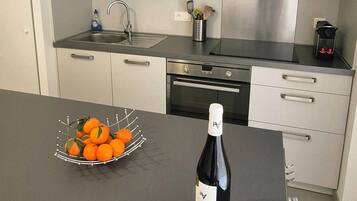 Een koelkast, een microgolfoven, een oven, een kookplaat