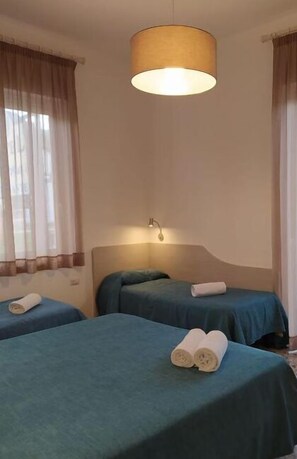 Classic-Dreibettzimmer | Betten mit Memory-Foam-Matratzen, Schreibtisch, kostenloses WLAN