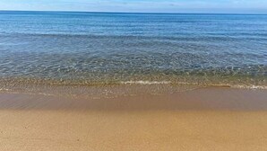 A beach with clear water and a sandy shore. - Hotel Maria (Castellabate)