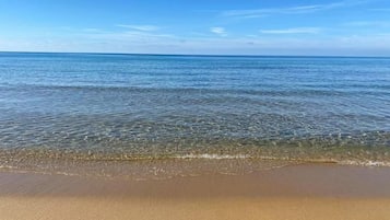 Privatstrand, Sonnenschirme, Strandbar