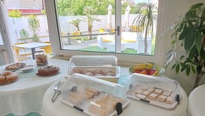 A breakfast buffet with various pastries and fruits. - Hotel Maria (Castellabate)