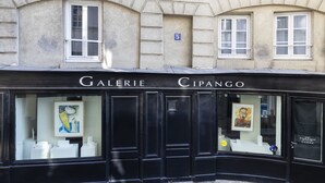 Fachada de edificio con el nombre 'Galerie Cipango' y el número 5 sobre la entrada.