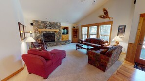 TV, fireplace - Split Rock Hideaway with Access to Exclusive Golf (Sunriver)