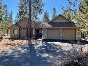 Exterior - Split Rock Hideaway with Access to Exclusive Golf (Sunriver)