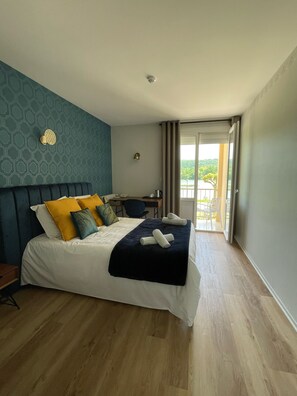Individually decorated, individually furnished, desk, laptop workspace - Hôtel Restaurant du Lac (Boussens)