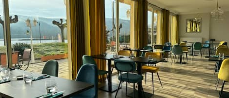 Petit déjeuner et dßner servis sur place