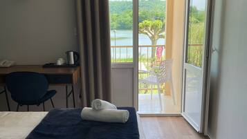 Habitación estándar, 1 cama matrimonial, vista al lago | Decoración personalizada, muebles diferentes y escritorio