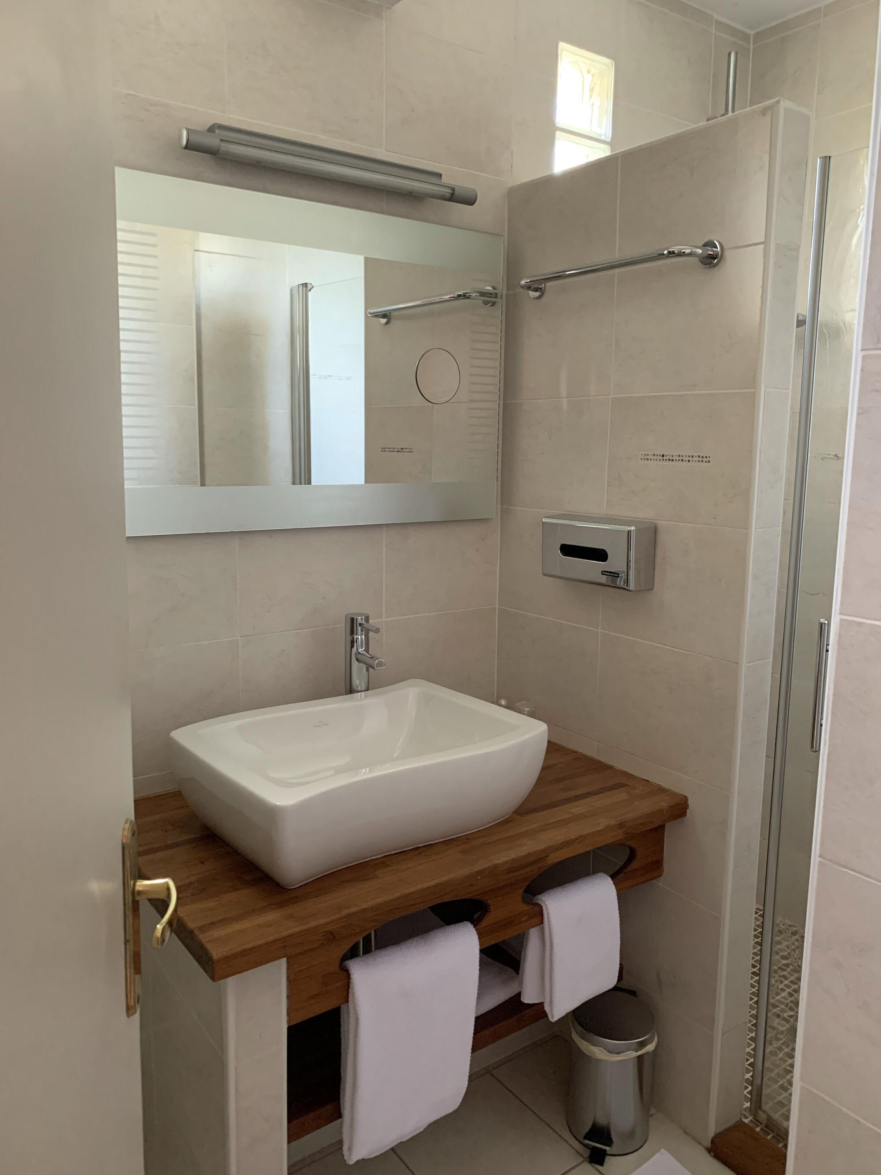 Salle de bain | Sèche-cheveux, serviettes fournies, savon, shampoing