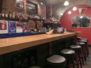 Serves lunch and dinner - The Oliver Inn | Duluth Hotel Near Canal Park (Duluth)