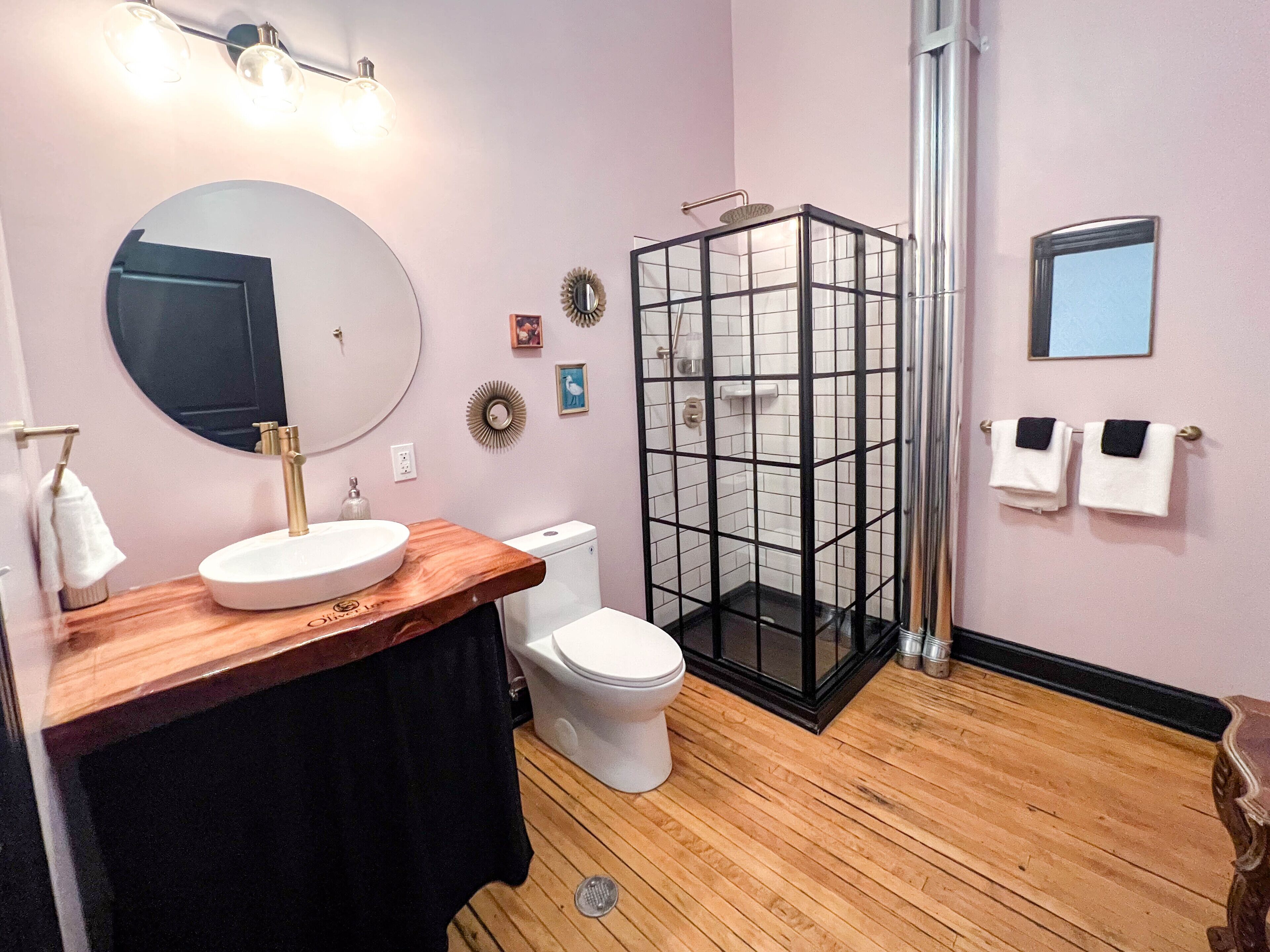 sara burger stearns - room 18 | bathroom | designer toiletries, hair dryer, towels, soap