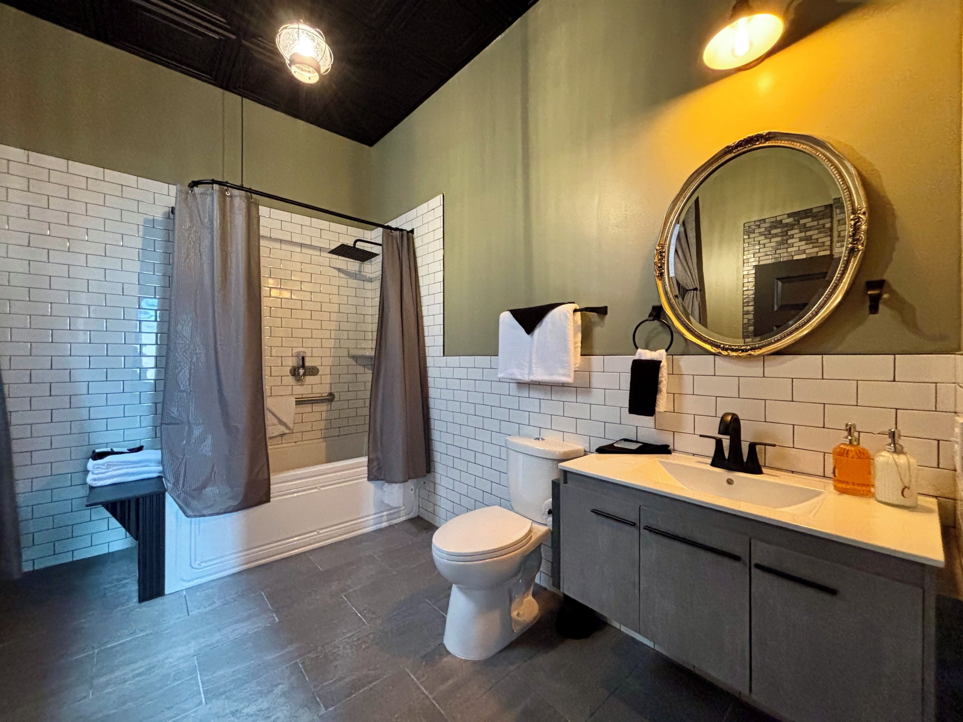 Bert Enger Suite #11 | Bagno | Doccia, set di cortesia firmato, asciugacapelli, asciugamani