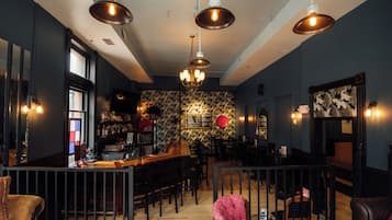 Serves lunch and dinner