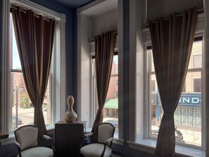 Signature Room, 2 Queen Beds, Refrigerator & Microwave | City view - The Oliver Inn | Duluth Hotel Near Canal Park (Duluth)