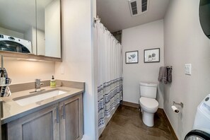 Duschwanne, Haartrockner, Handtücher