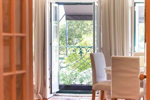 Mikrobølgeovn, oppvaskmaskin, kaffetrakter/tekoker og kjøkkenutstyr