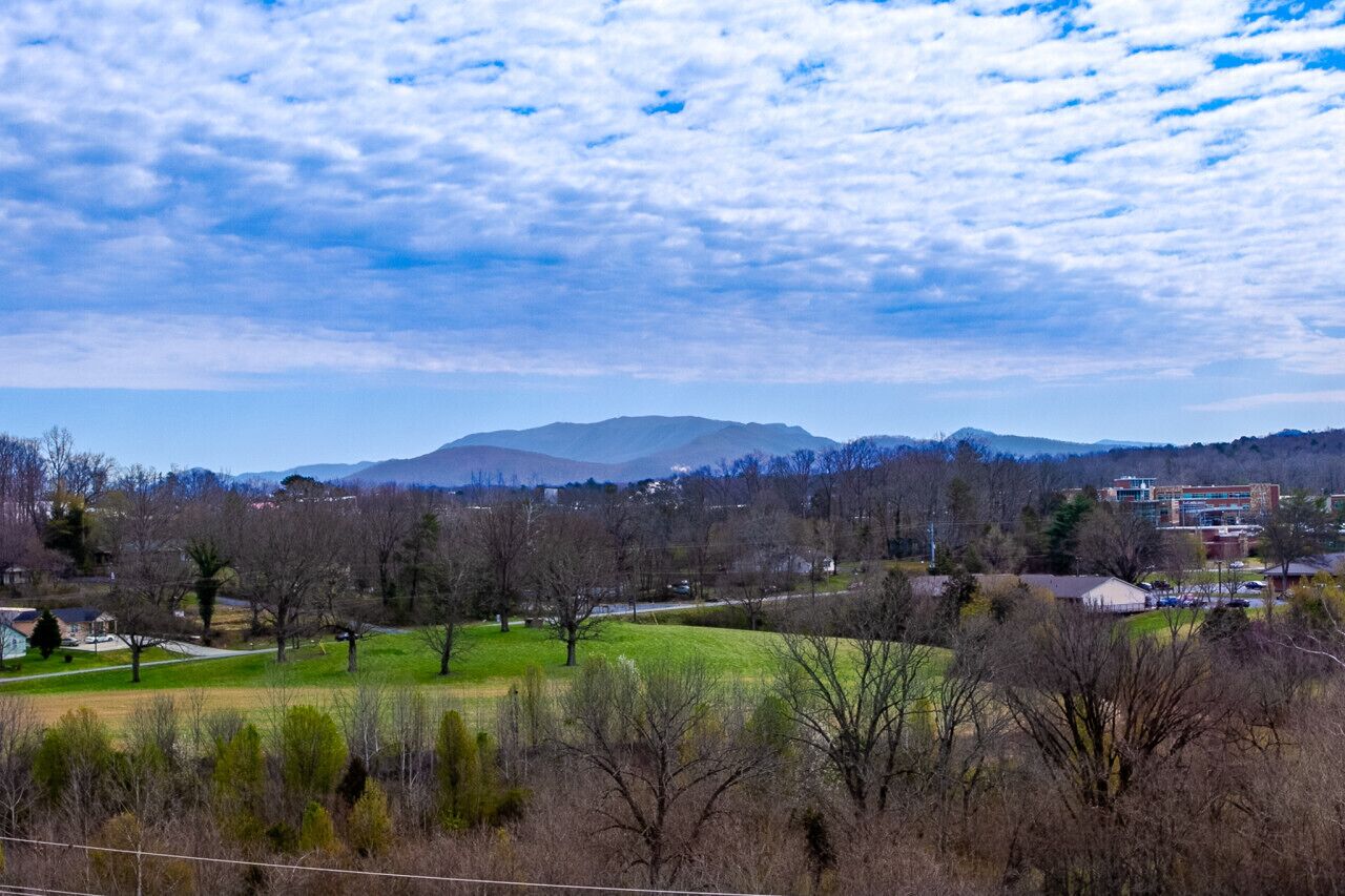 Modern Mountain Getaway w/ Mtn View & Game Room!