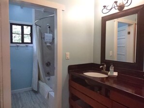 Casa de árbol Deluxe, cocineta | Baño | Tina con regadera, toallas, jabón, shampoo