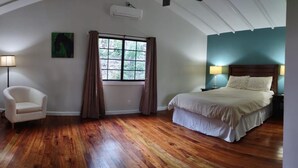 Rumah Pohon Deluks, dapur kecil | Meja kerja, ruang kerja ramah laptop, dan tirai kedap cahaya