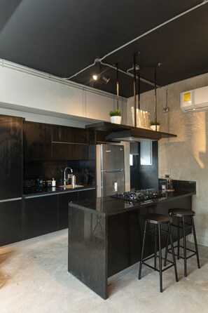 Frigorífico, microondas, horno y placa de cocina