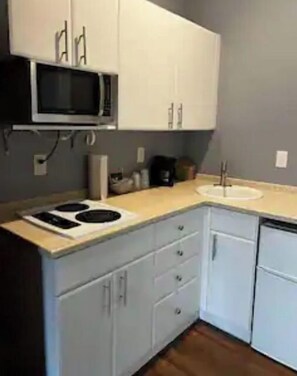 Refrigerador, microondas, placa de cocina, cafetera/tetera