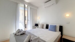 A hotel room with a bed, a bedside table, a lamp, and an air conditioning unit. - N&J - FLOREAL BEACH - Central - Close sea  (Niza)