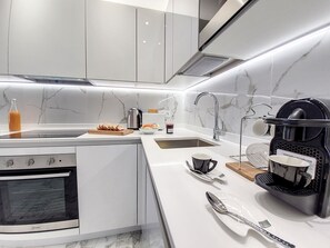 Kjøleskap, mikrobølgeovn, ovn og oppvaskmaskin