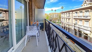 A balcony with a table and chairs, overlooking a cityscape with historic buildings. - N&J - FLOREAL BEACH - Central - Close sea  (Niza)