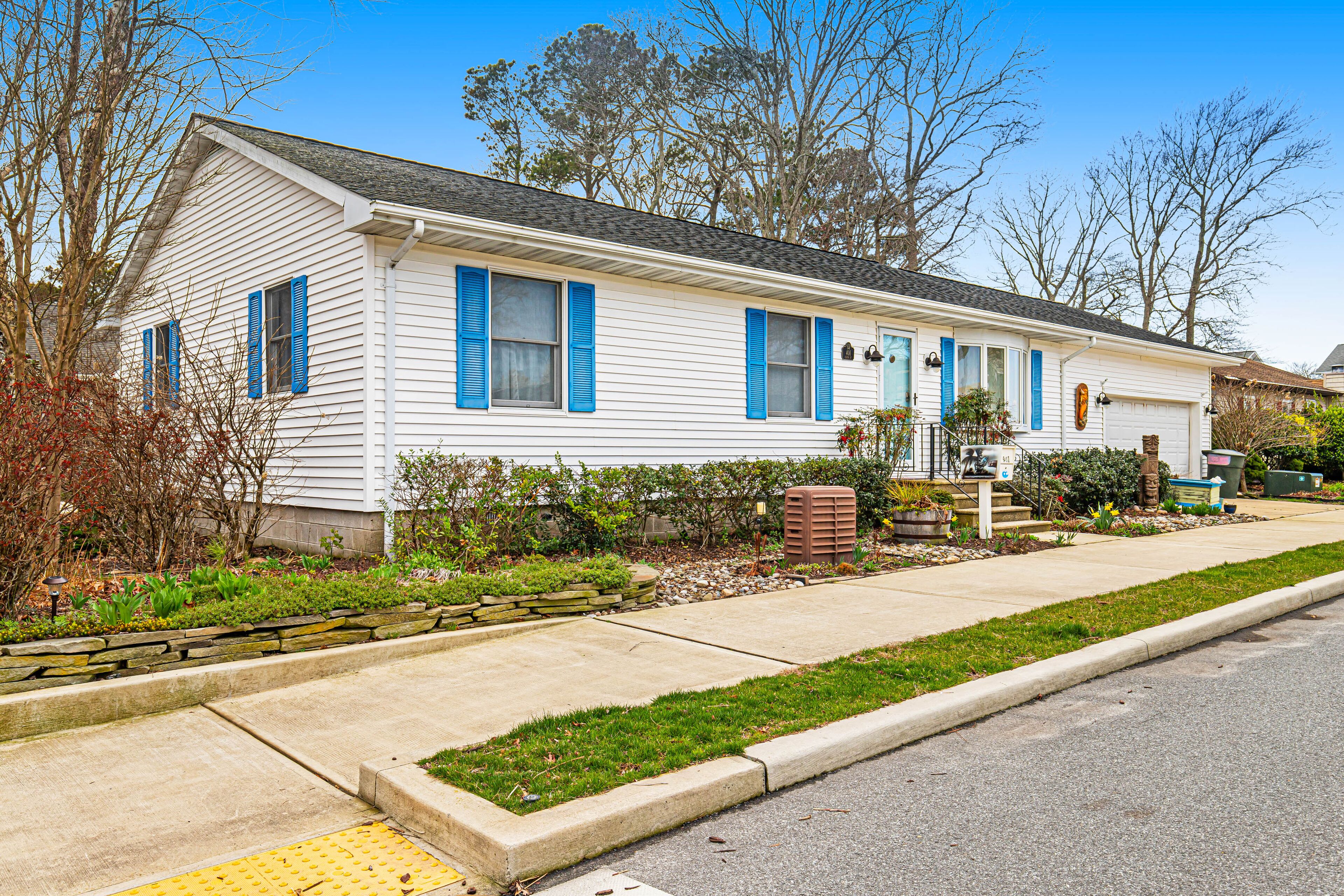 Refreshing home near the beach w/tropical bar, washer/dryer, gas grill, & A/C