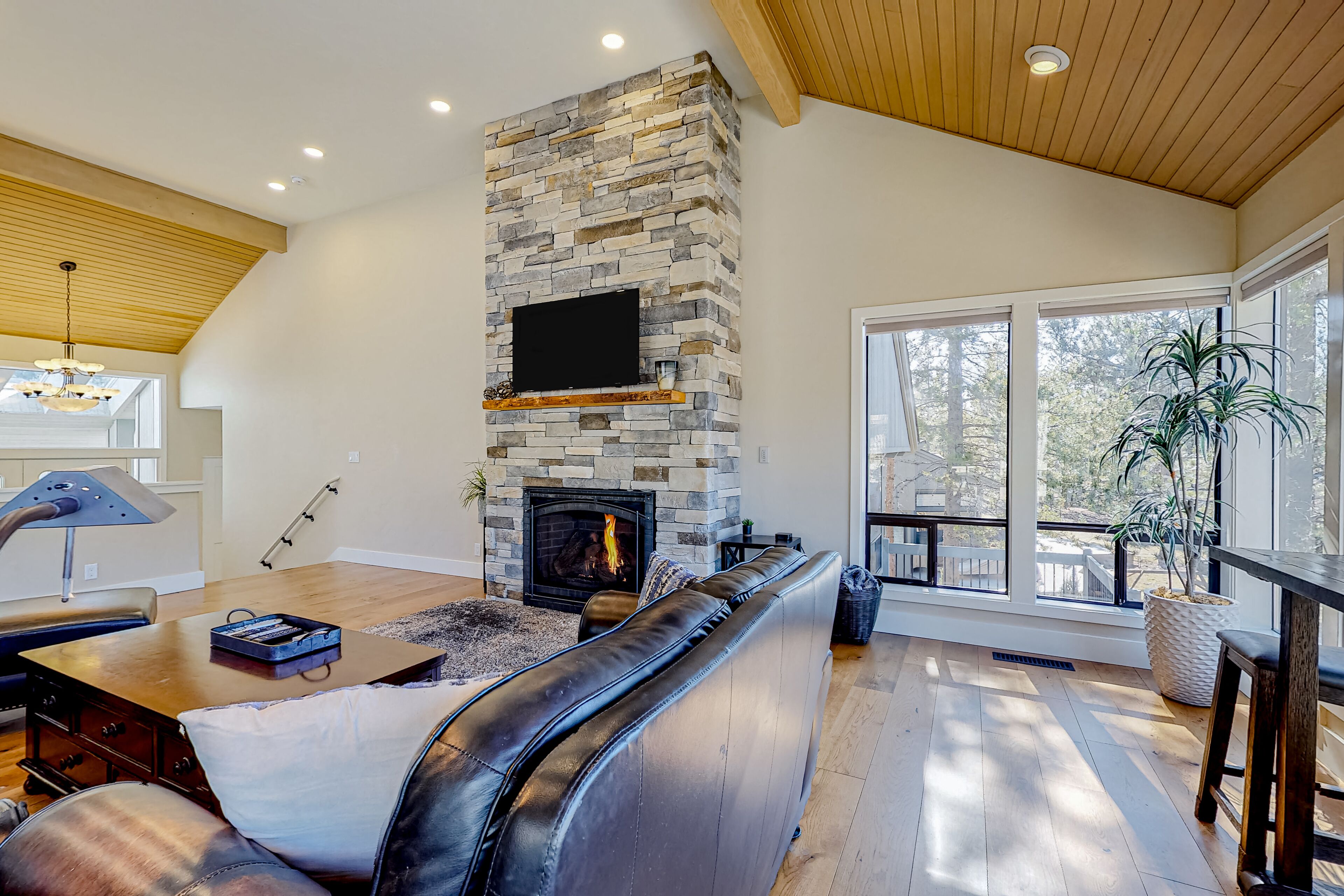 Huge home with private hot tub & central AC - dog-friendly - SHARC passes