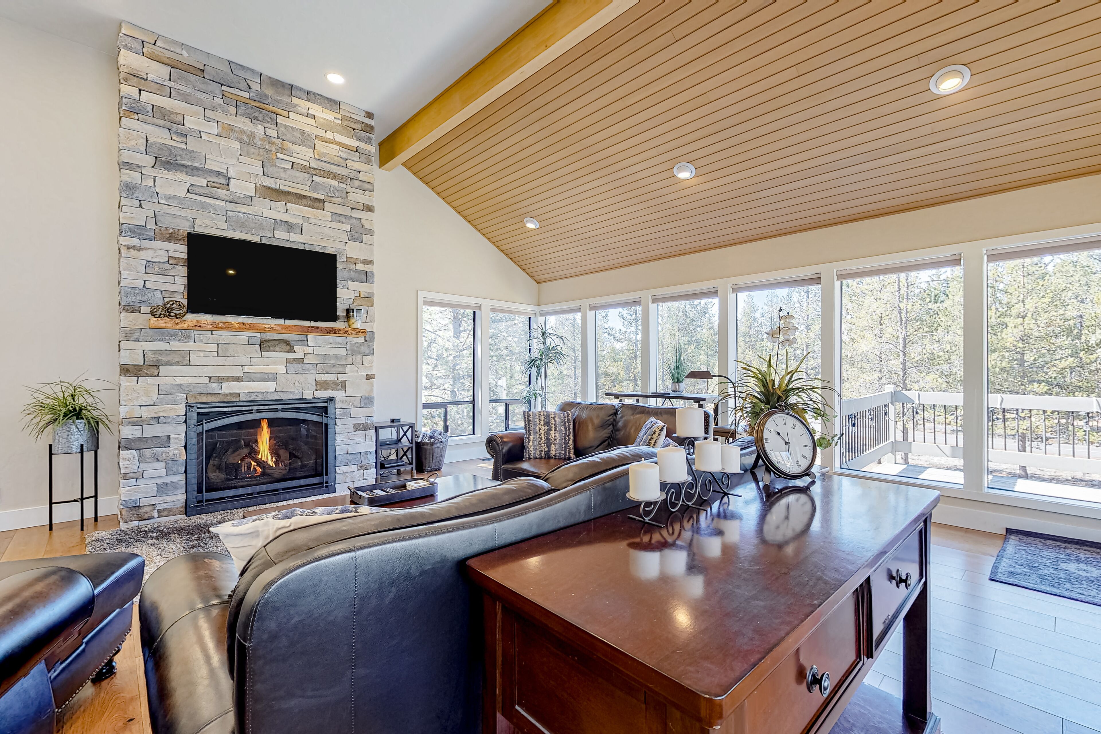 Huge home with private hot tub & central AC - dog-friendly - SHARC passes